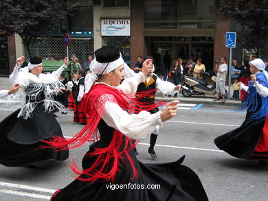 DIA DÁ MUÑEIRA 2004 - MUÑEIRAS E TRAJES TÍPICOS GALEGOS