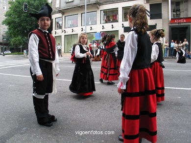 DIA DÁ MUÑEIRA 2004 - MUÑEIRAS E TRAJES TÍPICOS GALEGOS