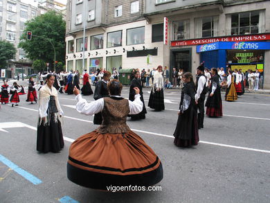 DIA DÁ MUÑEIRA 2004 - MUÑEIRAS E TRAJES TÍPICOS GALEGOS