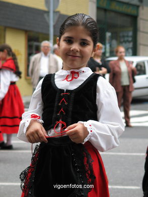 DÍA DA MUÑEIRA 2004 - MUÑEIRAS Y TRAJES TÍPICOS GALLEGOS