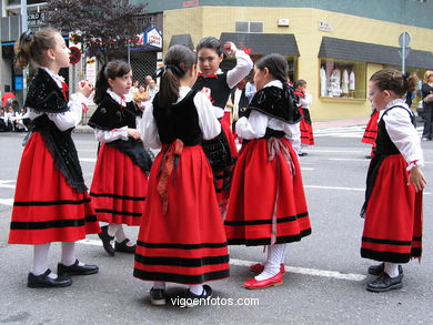 DIA DÁ MUÑEIRA 2004 - MUÑEIRAS E TRAJES TÍPICOS GALEGOS