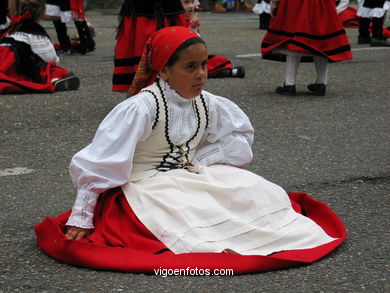 DIA DÁ MUÑEIRA 2004 - MUÑEIRAS E TRAJES TÍPICOS GALEGOS