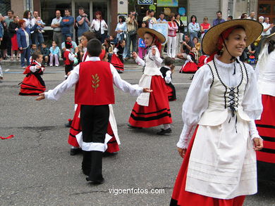 DÍA DA MUÑEIRA 2004 - MUÑEIRAS Y TRAJES TÍPICOS GALLEGOS