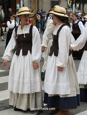 DIA DÁ MUÑEIRA 2004 - MUÑEIRAS E TRAJES TÍPICOS GALEGOS