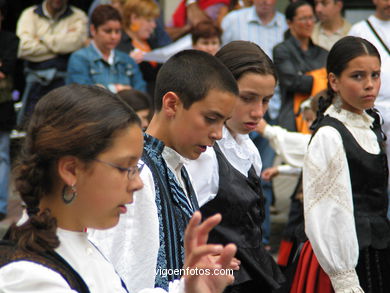 DIA DÁ MUÑEIRA 2004 - MUÑEIRAS E TRAJES TÍPICOS GALEGOS