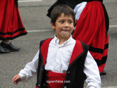 DIA DÁ MUÑEIRA 2004 - MUÑEIRAS E TRAJES TÍPICOS GALEGOS