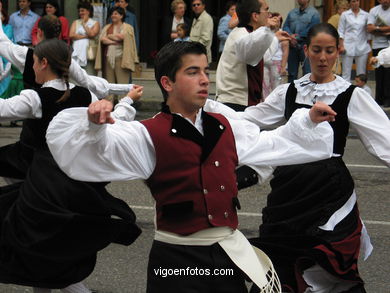 DÍA DA MUÑEIRA 2004 - MUÑEIRAS Y TRAJES TÍPICOS GALLEGOS