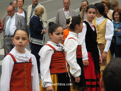 DIA DÁ MUÑEIRA 2004 - MUÑEIRAS E TRAJES TÍPICOS GALEGOS