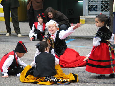 DÍA DA MUÑEIRA 2004 - MUÑEIRAS Y TRAJES TÍPICOS GALLEGOS