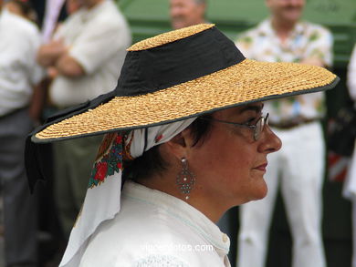 DIA DÁ MUÑEIRA 2004 - MUÑEIRAS E TRAJES TÍPICOS GALEGOS