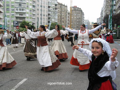 DÍA DA MUÑEIRA 2004 - MUÑEIRAS Y TRAJES TÍPICOS GALLEGOS