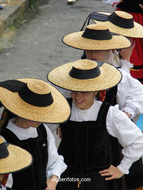 DÍA DA MUÑEIRA 2004 - MUÑEIRAS Y TRAJES TÍPICOS GALLEGOS