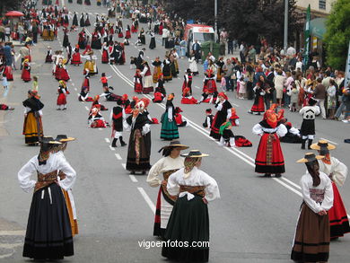 DIA DÁ MUÑEIRA 2004 - MUÑEIRAS E TRAJES TÍPICOS GALEGOS