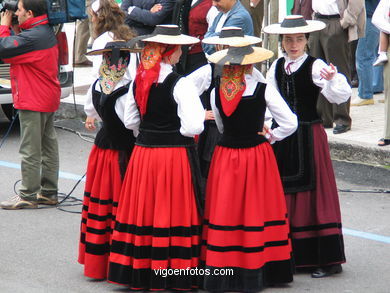 DÍA DA MUÑEIRA 2004 - MUÑEIRAS Y TRAJES TÍPICOS GALLEGOS