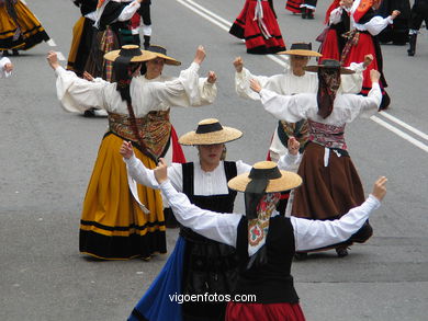 DÍA DA MUÑEIRA 2004 - MUÑEIRAS Y TRAJES TÍPICOS GALLEGOS