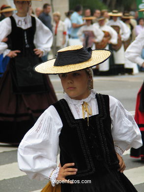 DIA DÁ MUÑEIRA 2004 - MUÑEIRAS E TRAJES TÍPICOS GALEGOS