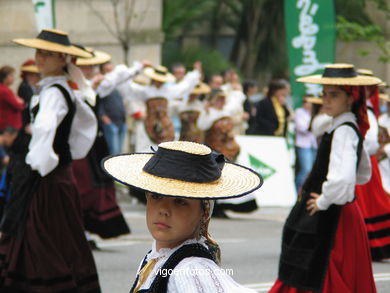 DIA DÁ MUÑEIRA 2004 - MUÑEIRAS E TRAJES TÍPICOS GALEGOS