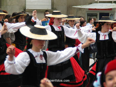 DIA DÁ MUÑEIRA 2004 - MUÑEIRAS E TRAJES TÍPICOS GALEGOS