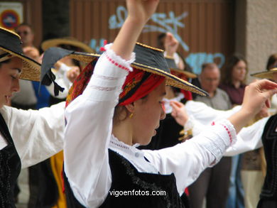 DIA DÁ MUÑEIRA 2004 - MUÑEIRAS E TRAJES TÍPICOS GALEGOS