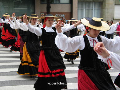 DÍA DA MUÑEIRA 2004 - MUÑEIRAS Y TRAJES TÍPICOS GALLEGOS