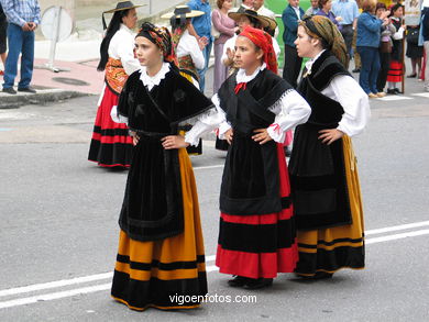 DIA DÁ MUÑEIRA 2004 - MUÑEIRAS E TRAJES TÍPICOS GALEGOS