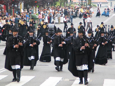 DÍA DA MUÑEIRA 2004 - MUÑEIRAS Y TRAJES TÍPICOS GALLEGOS