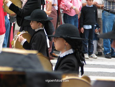 DIA DÁ MUÑEIRA 2004 - MUÑEIRAS E TRAJES TÍPICOS GALEGOS