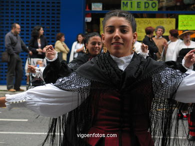 DÍA DA MUÑEIRA 2004 - MUÑEIRAS Y TRAJES TÍPICOS GALLEGOS