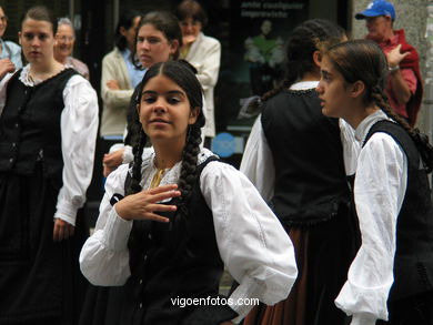 DÍA DA MUÑEIRA 2004 - MUÑEIRAS Y TRAJES TÍPICOS GALLEGOS