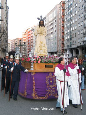 PROCESIONES DE SEMANA SANTA 2004 EN VIGO