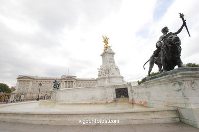 Cambio de Guardia (Buckingham Palace). 