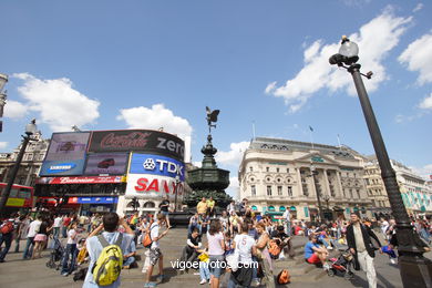 Piccadilly Circus . 