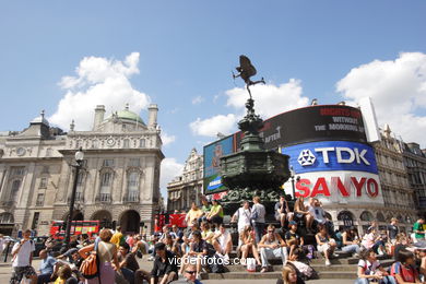 Piccadilly Circus . 