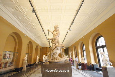 Museu de Arte e Desenho (Vitria and Albert Museum) . 