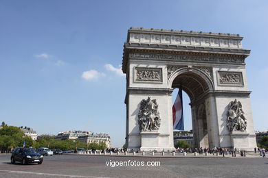 ARC DE TRIOMPHE - PARIS, FRANCE -  IMAGES - PICS & TRAVELS - INFO