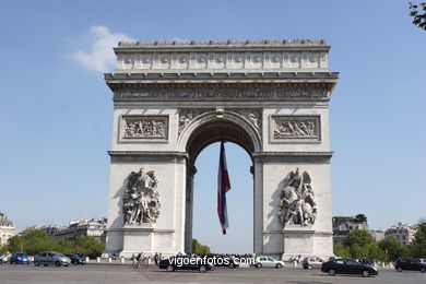 ARC DE TRIOMPHE - PARIS, FRANCE -  IMAGES - PICS & TRAVELS - INFO