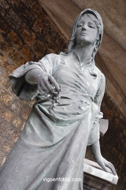 CEMENTERIO DE MONTMARTRE - PARÍS, FRANCIA -  IMÁGENES DE VIAJES