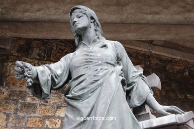 CEMENTERIO DE MONTMARTRE - PARÍS, FRANCIA -  IMÁGENES DE VIAJES