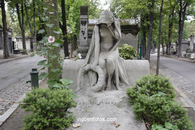 CEMENTERIO DE MONTMARTRE - PARÍS, FRANCIA -  IMÁGENES DE VIAJES