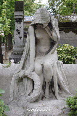 CEMENTERIO DE MONTMARTRE - PARÍS, FRANCIA -  IMÁGENES DE VIAJES