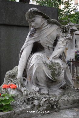 CEMENTERIO DE MONTMARTRE - PARÍS, FRANCIA -  IMÁGENES DE VIAJES