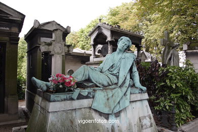 CEMENTERIO DE MONTMARTRE - PARÍS, FRANCIA -  IMÁGENES DE VIAJES