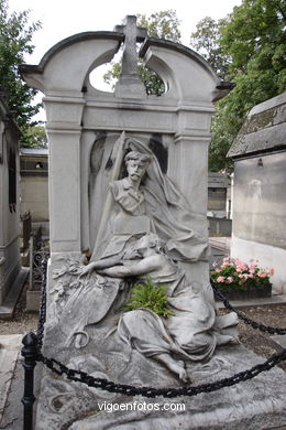 CEMENTERIO DE MONTMARTRE - PARÍS, FRANCIA -  IMÁGENES DE VIAJES