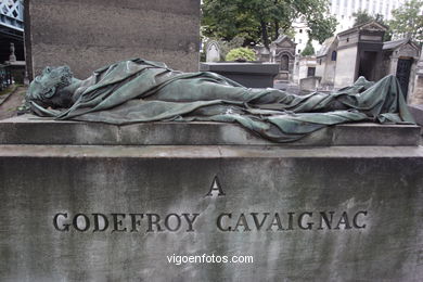 CEMENTERIO DE MONTMARTRE - PARÍS, FRANCIA -  IMÁGENES DE VIAJES