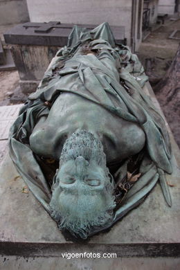 CEMENTERIO DE MONTMARTRE - PARÍS, FRANCIA -  IMÁGENES DE VIAJES