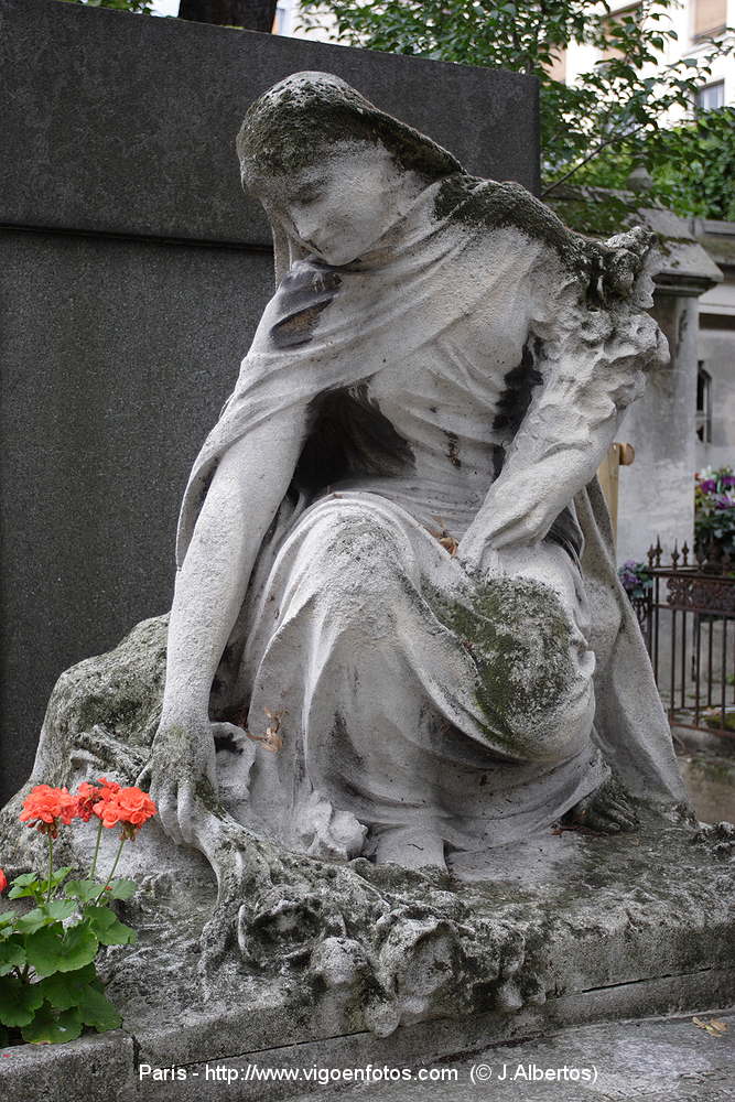PHOTOS OF MONTMARTRE CEMETERY PARIS, FRANCE IMAGES PICS & TRAVELS