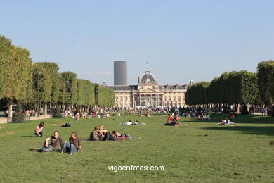 PARQUE CHAMP DE MARS - JARDINES - PARIS, FRANCIA - IMÁGENES DE VIAJES