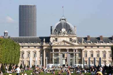 PARQUE CHAMP DE MARS - JARDINES - PARIS, FRANCIA - IMÁGENES DE VIAJES