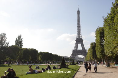 CHAMP DE MARS GARDEN - PARIS, FRANCE -  IMAGES - PICS & TRAVELS