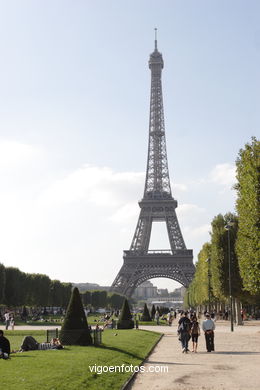 PARQUE CHAMP DE MARS - JARDINES - PARIS, FRANCIA - IMÁGENES DE VIAJES